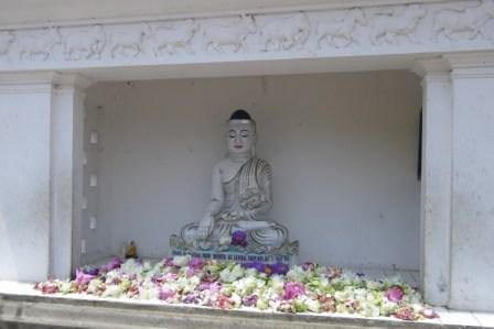 Buddha-statue im bhumisparsha-mudra