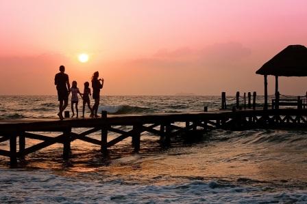 Familie bei Sonnenuntergang