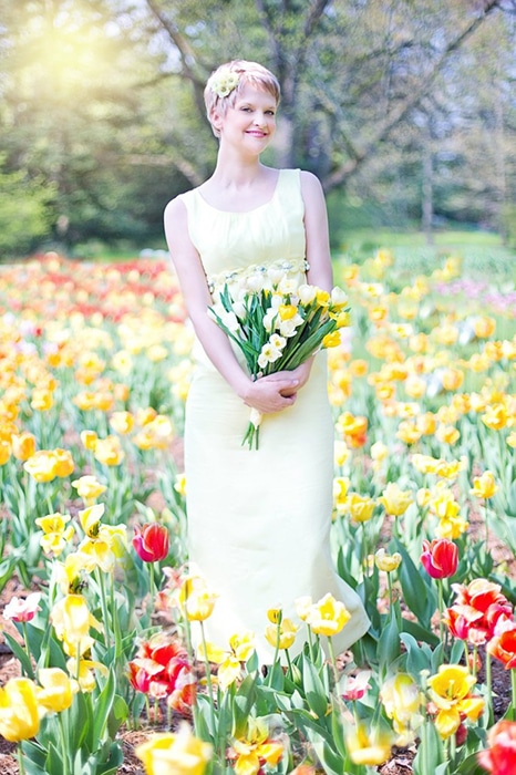 Natürlich Schlank - Frau mit kurzen haaren, die auf dem tulpengebiet steht